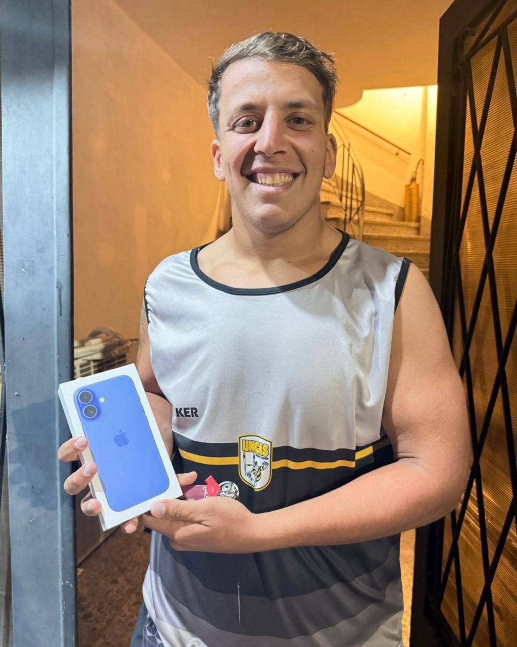 Cliente 1 feliz con su iPhone